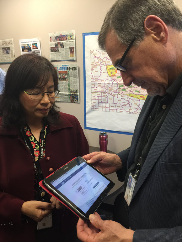 Director Thompson looks at the 2016 Census Test questionnaire online in Chinese